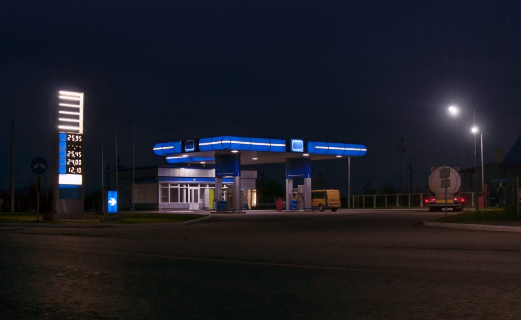 Tankstelle blau beleuchtet