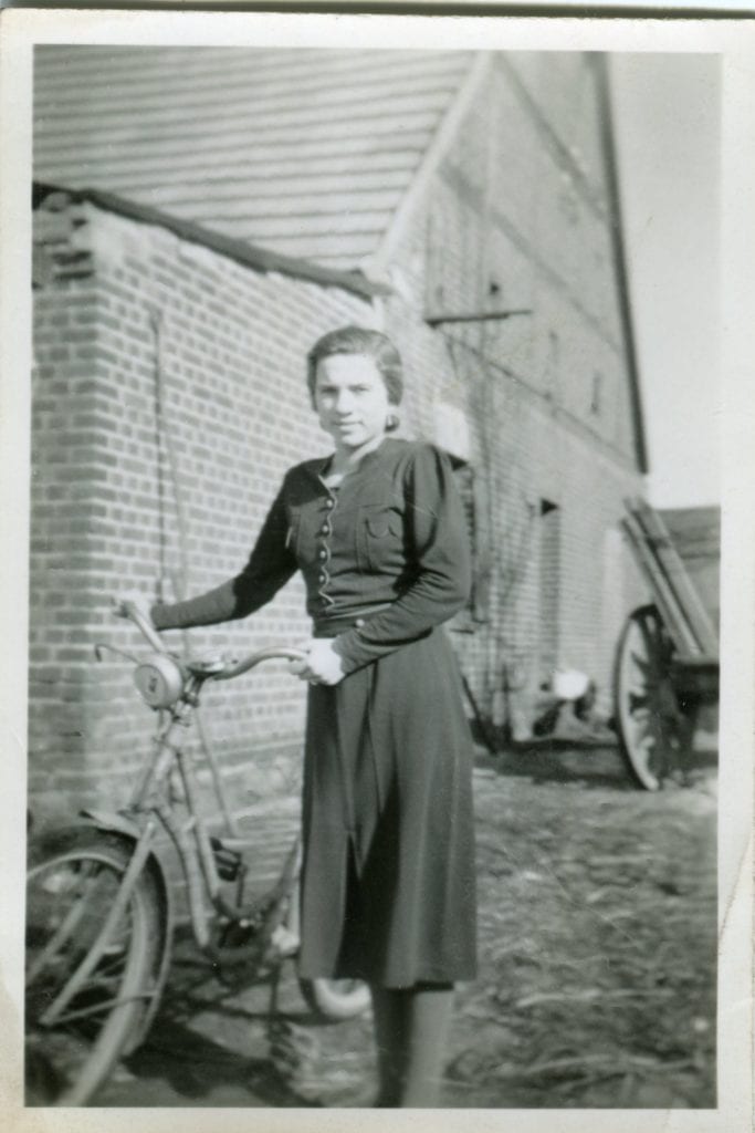Frau mit einem Fahrrad