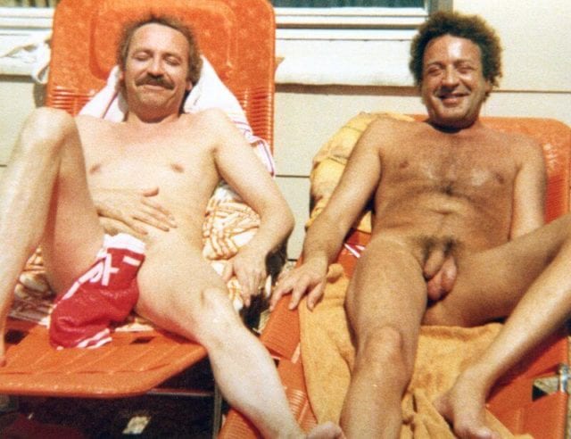 Homosexuelles FKK Paar im Liegestuhl 1970er Jahre