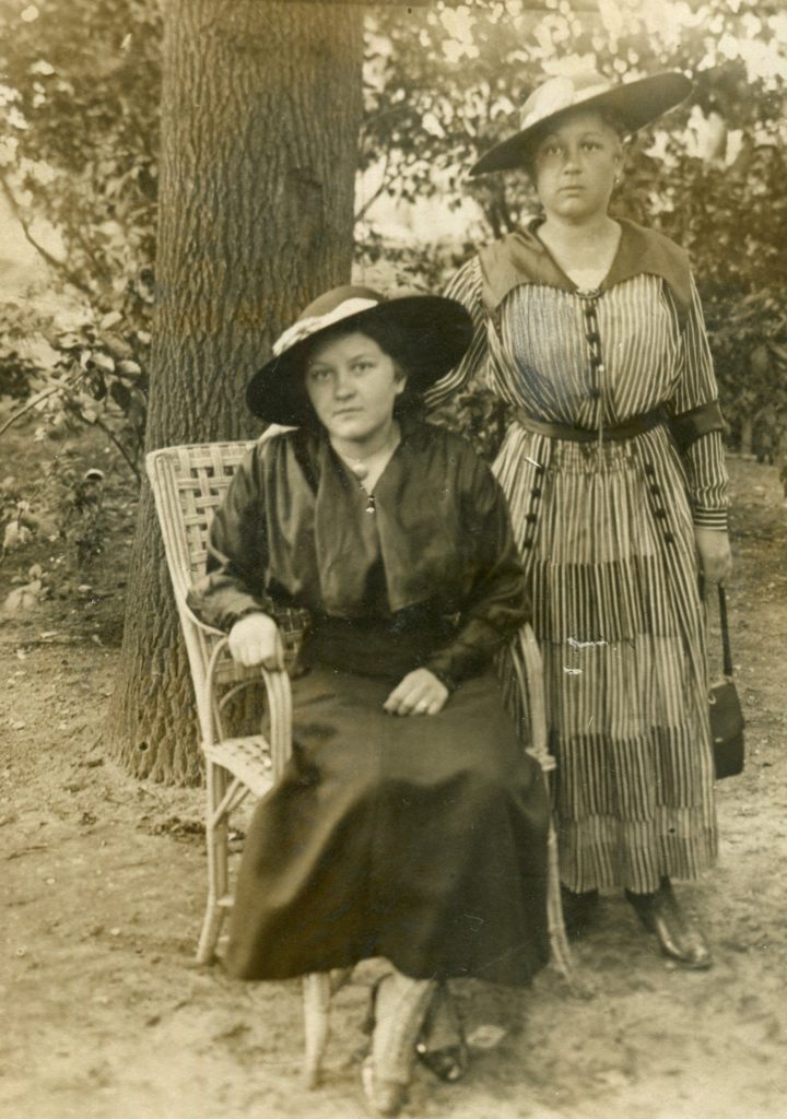 2 Frauen mit einem großen Hut
