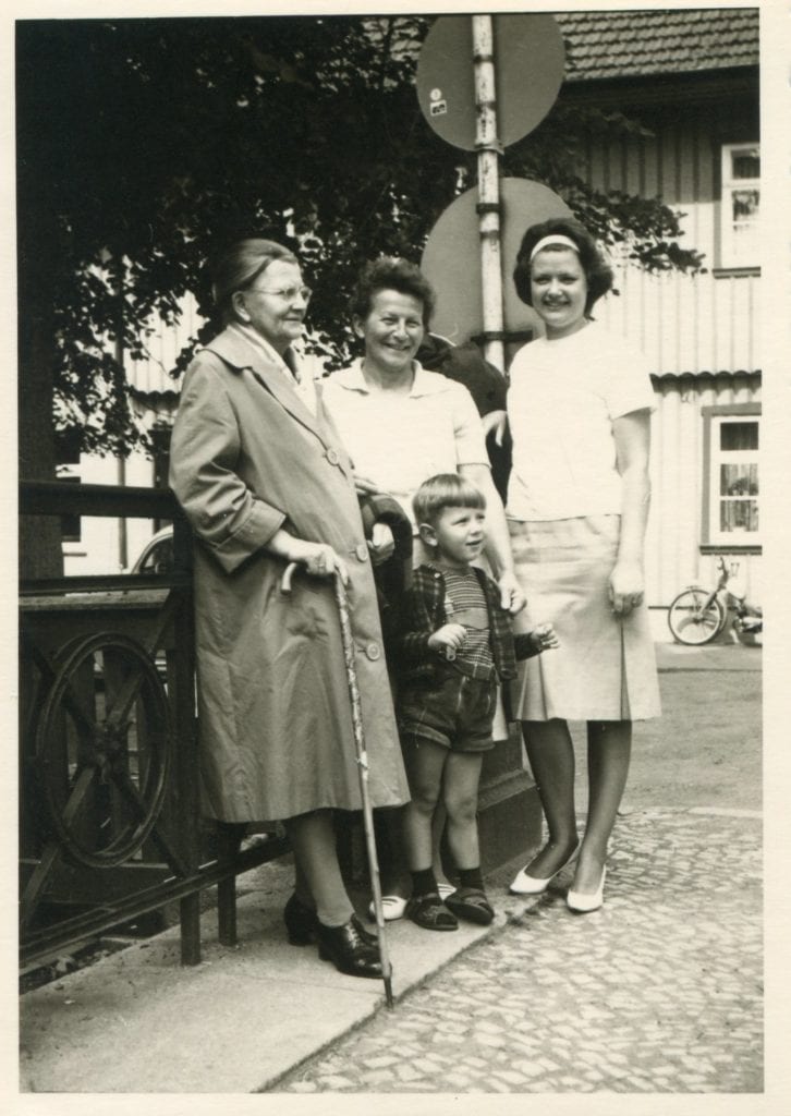 drei Frauen am Strassenrand
