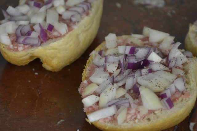 How to prepare the best bun with raw minced pork(Mettbrötchen).