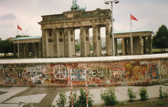 Die Berliner Mauer vor dem Brandenburger Tor